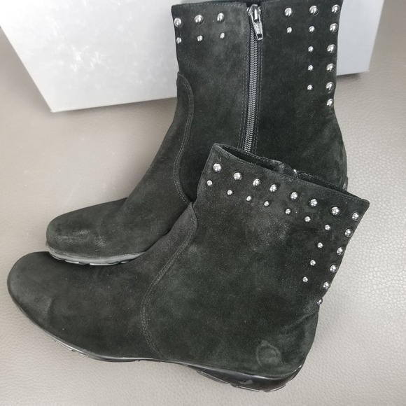 Vaneli Anthea Black Suede Studded Zip Booty 10M - Picture 2 of 3
